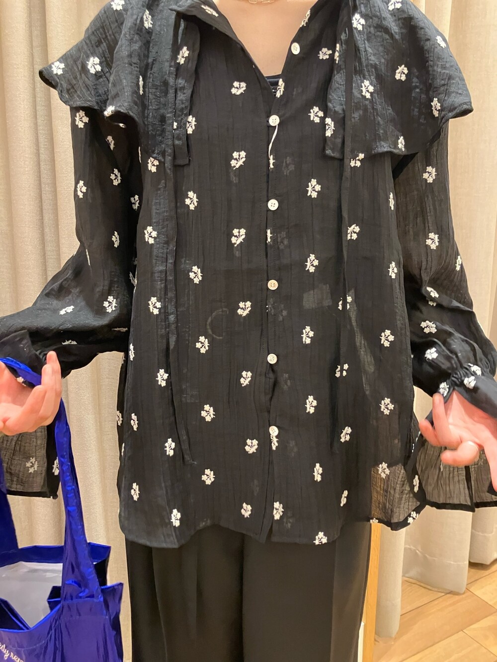 ブラック系のシャツ/ブラウス、ブラック系のスラックス、ブラック系のサンダルを着用したレディースの夏コーディネートの7枚目の写真