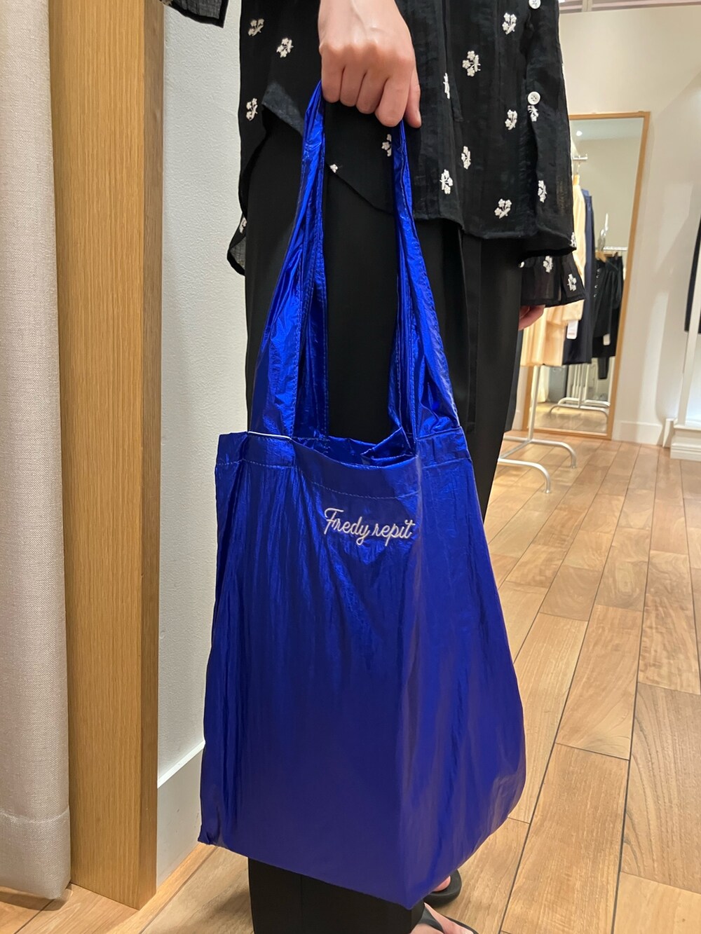 ブラック系のシャツ/ブラウス、ブラック系のスラックス、ブラック系のサンダルを着用したレディースの夏コーディネートの9枚目の写真