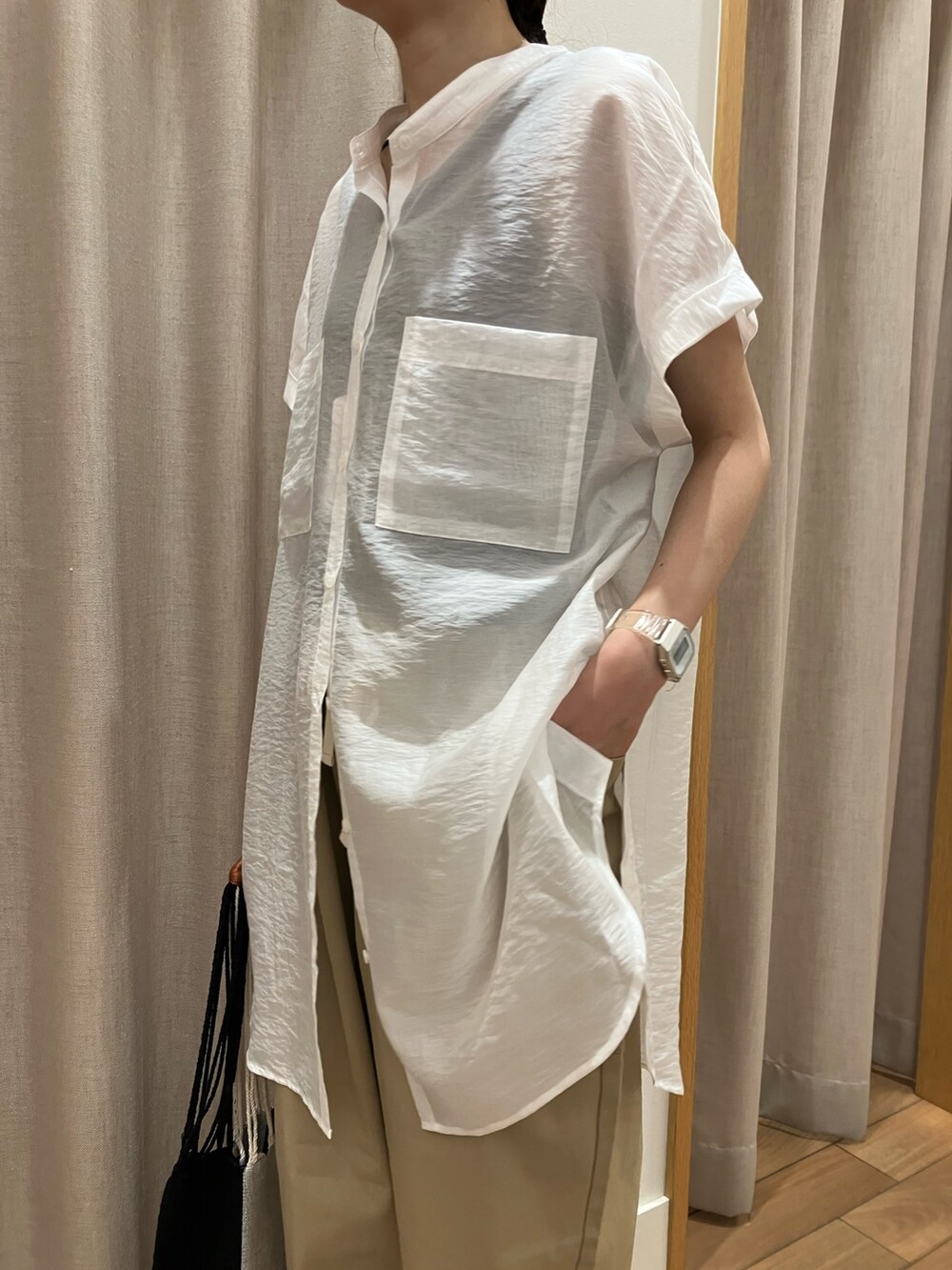 ベージュ系のその他パンツ、ベージュ系のショルダーバッグ、ホワイト系のシャツ/ブラウスを着用したレディースの夏コーディネートの7枚目の写真