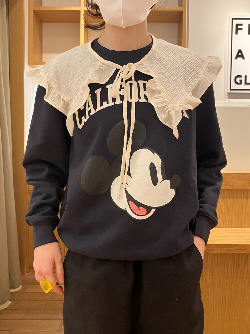 ブラック系のその他パンツ、ブルー系のスウェット、ホワイト系のシャツ/ブラウスを着用したレディースの春コーディネートの2枚目の写真