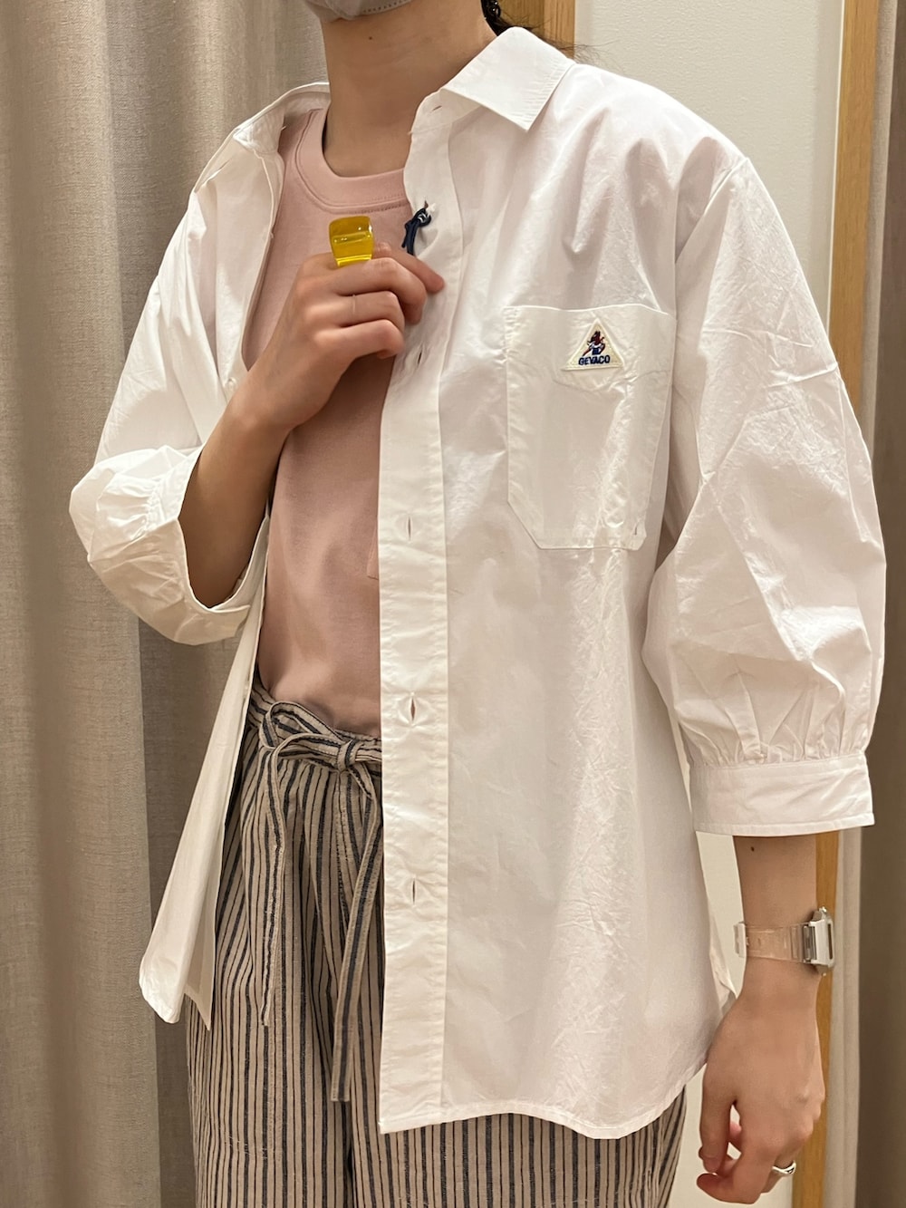 ブルー系のその他パンツ、ピンク系のTシャツ/カットソー、ベージュ系のスニーカーを着用したレディースの春コーディネートの4枚目の写真