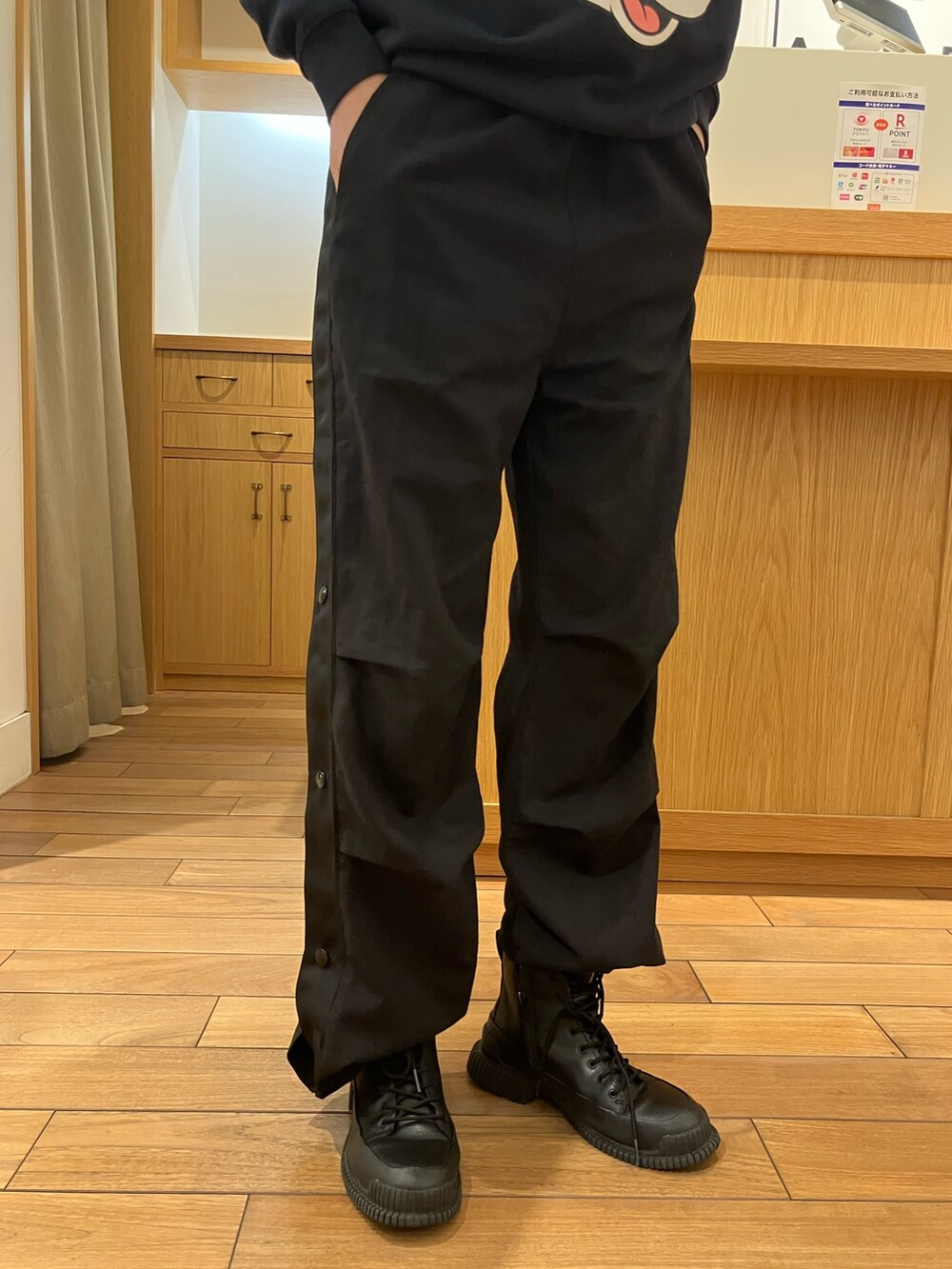 ブラック系のその他パンツ、ブルー系のスウェット、ホワイト系のシャツ/ブラウスを着用したレディースの春コーディネートの3枚目の写真