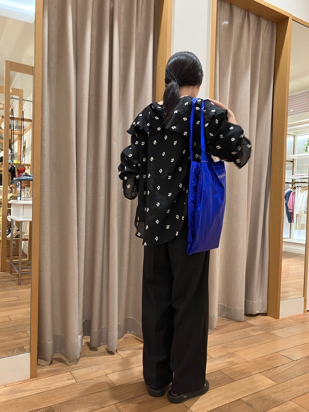 ブラック系のシャツ/ブラウス、ブラック系のスラックス、ブラック系のサンダルを着用したレディースの夏コーディネートの4枚目の写真