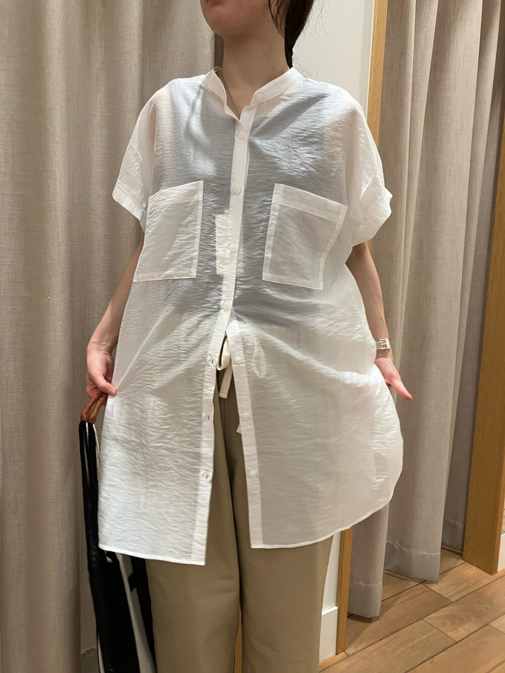 ベージュ系のその他パンツ、ベージュ系のショルダーバッグ、ホワイト系のシャツ/ブラウスを着用したレディースの夏コーディネートの6枚目の写真