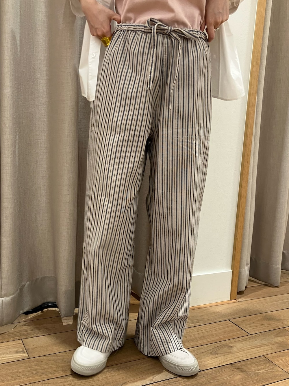 ブルー系のその他パンツ、ピンク系のTシャツ/カットソー、ベージュ系のスニーカーを着用したレディースの春コーディネートの7枚目の写真