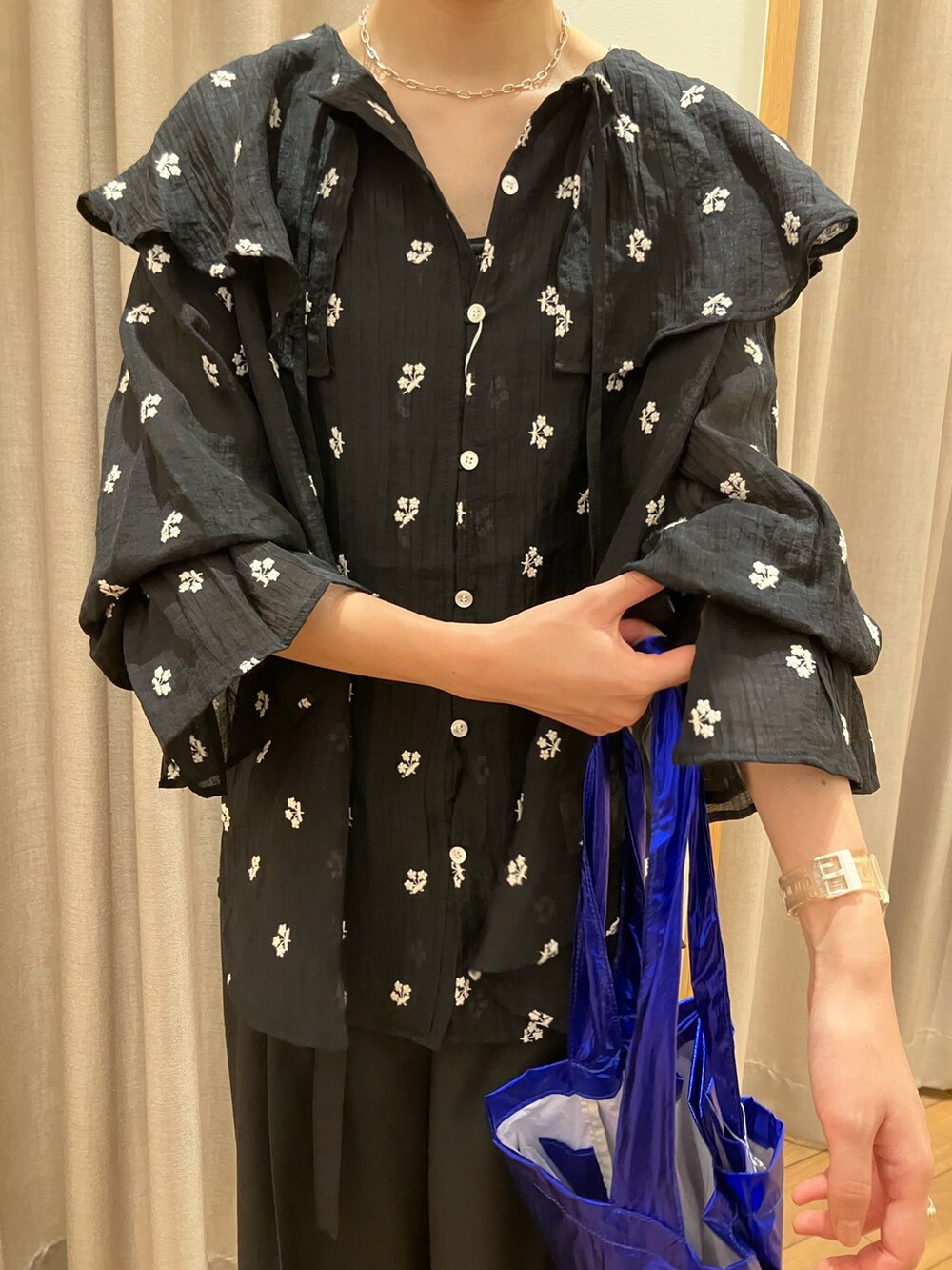 ブラック系のシャツ/ブラウス、ブラック系のスラックス、ブラック系のサンダルを着用したレディースの夏コーディネートの6枚目の写真