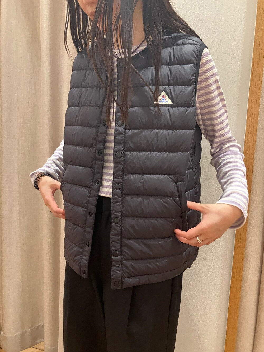 ブルー系のテーラードジャケット、ブラック系のダウンベスト、パープル系のTシャツ/カットソーを着用したレディースの夏コーディネートの7枚目の写真