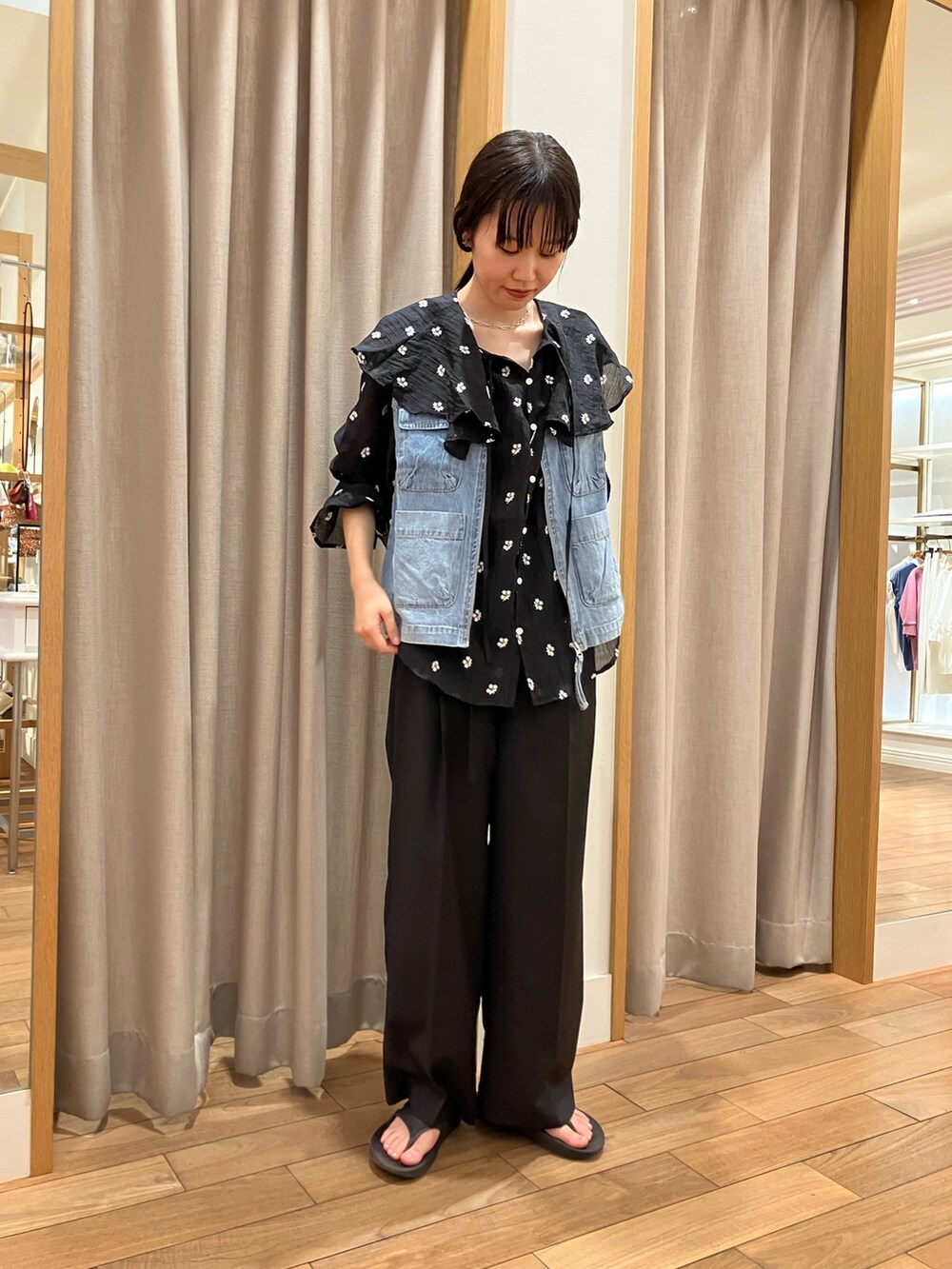 ブラック系のシャツ/ブラウス、ブラック系のスラックス、ブラック系のサンダルを着用したレディースの夏コーディネートの10枚目の写真