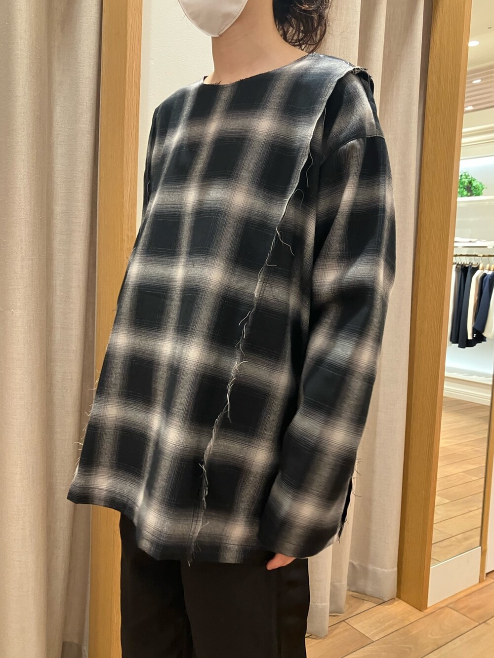 ブラック系のその他パンツ、ブラック系のシャツ/ブラウスを着用したレディースの春コーディネートの5枚目の写真