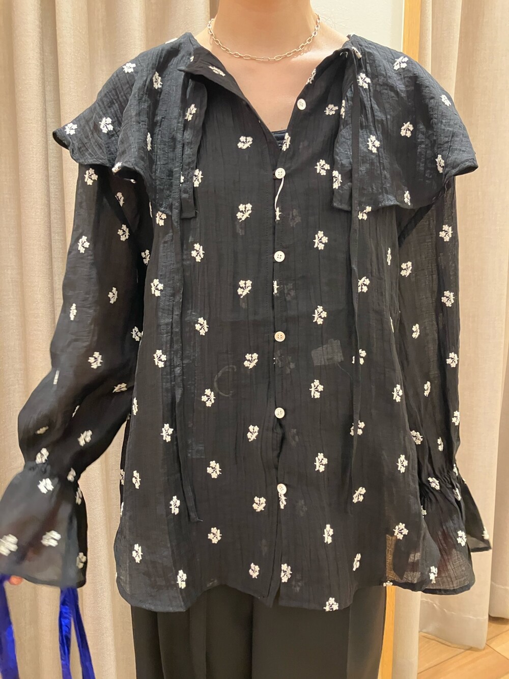 ブラック系のシャツ/ブラウス、ブラック系のスラックス、ブラック系のサンダルを着用したレディースの夏コーディネートの8枚目の写真
