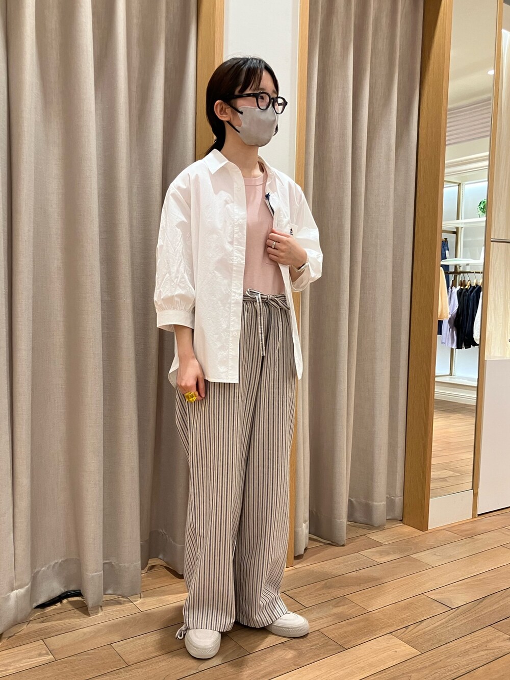 ブルー系のその他パンツ、ピンク系のTシャツ/カットソー、ベージュ系のスニーカーを着用したレディースの春コーディネートの3枚目の写真