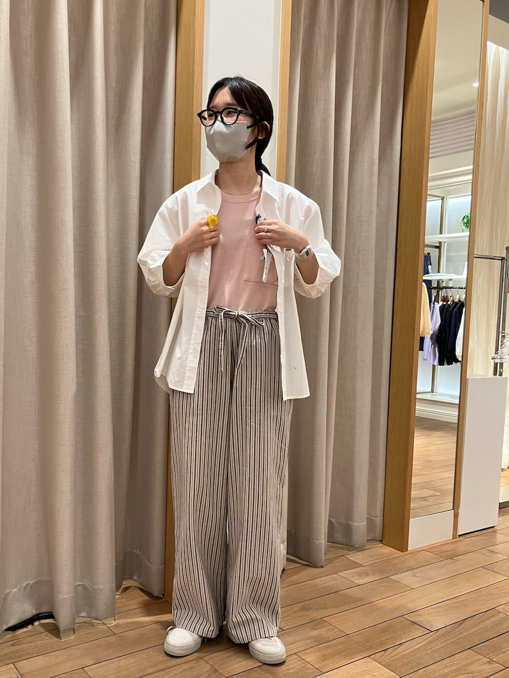 ブルー系のその他パンツ、ピンク系のTシャツ/カットソー、ベージュ系のスニーカーを着用したレディースの春コーディネートの2枚目の写真