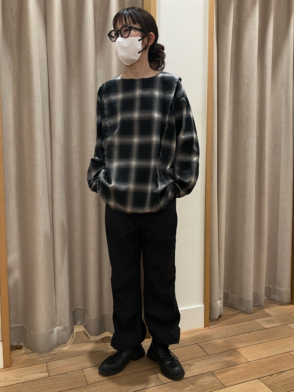 ブラック系のその他パンツ、ブラック系のシャツ/ブラウスを着用したレディースの春コーディネートの3枚目の写真