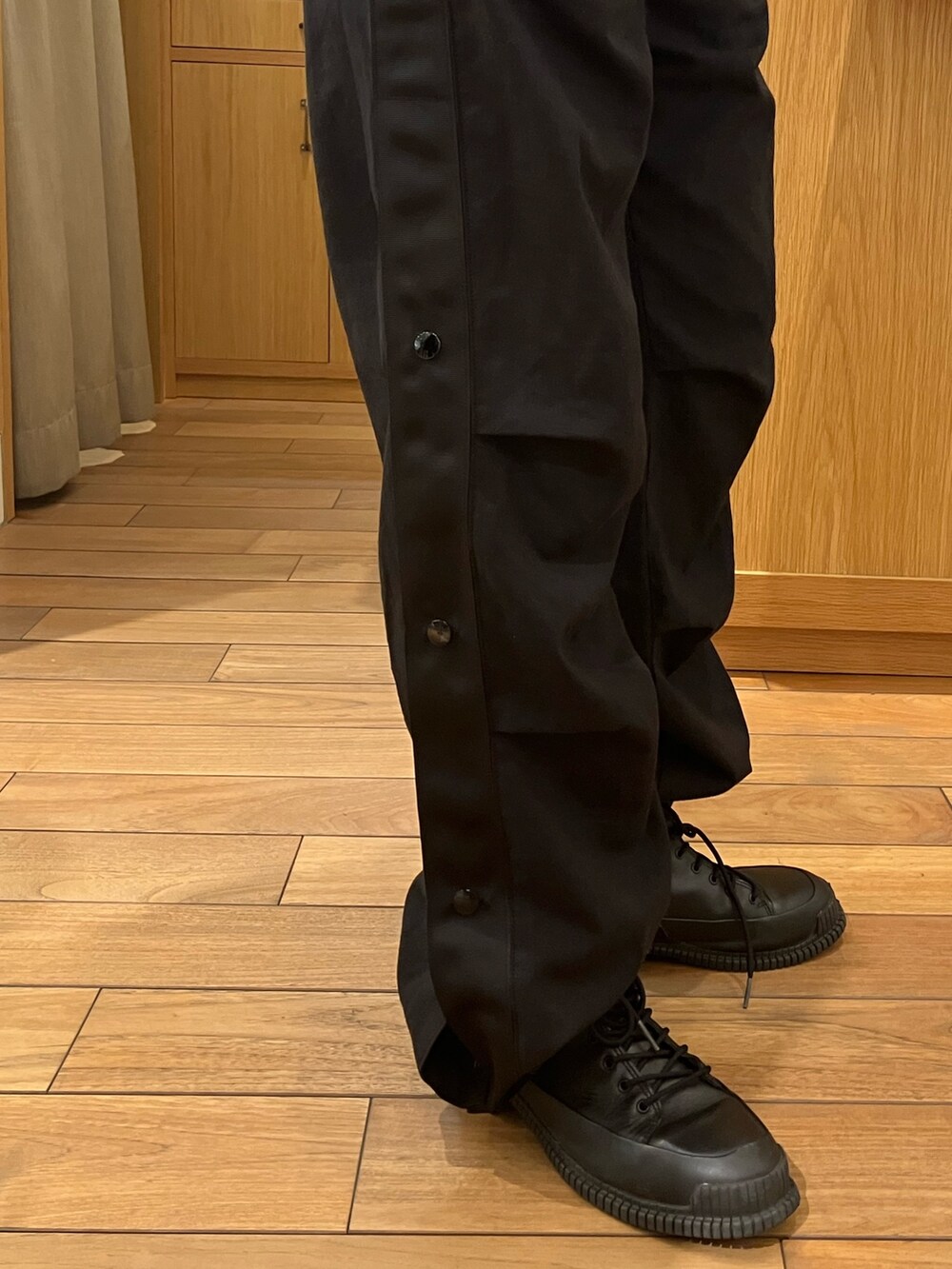 ブラック系のその他パンツ、ブルー系のスウェット、ホワイト系のシャツ/ブラウスを着用したレディースの春コーディネートの4枚目の写真