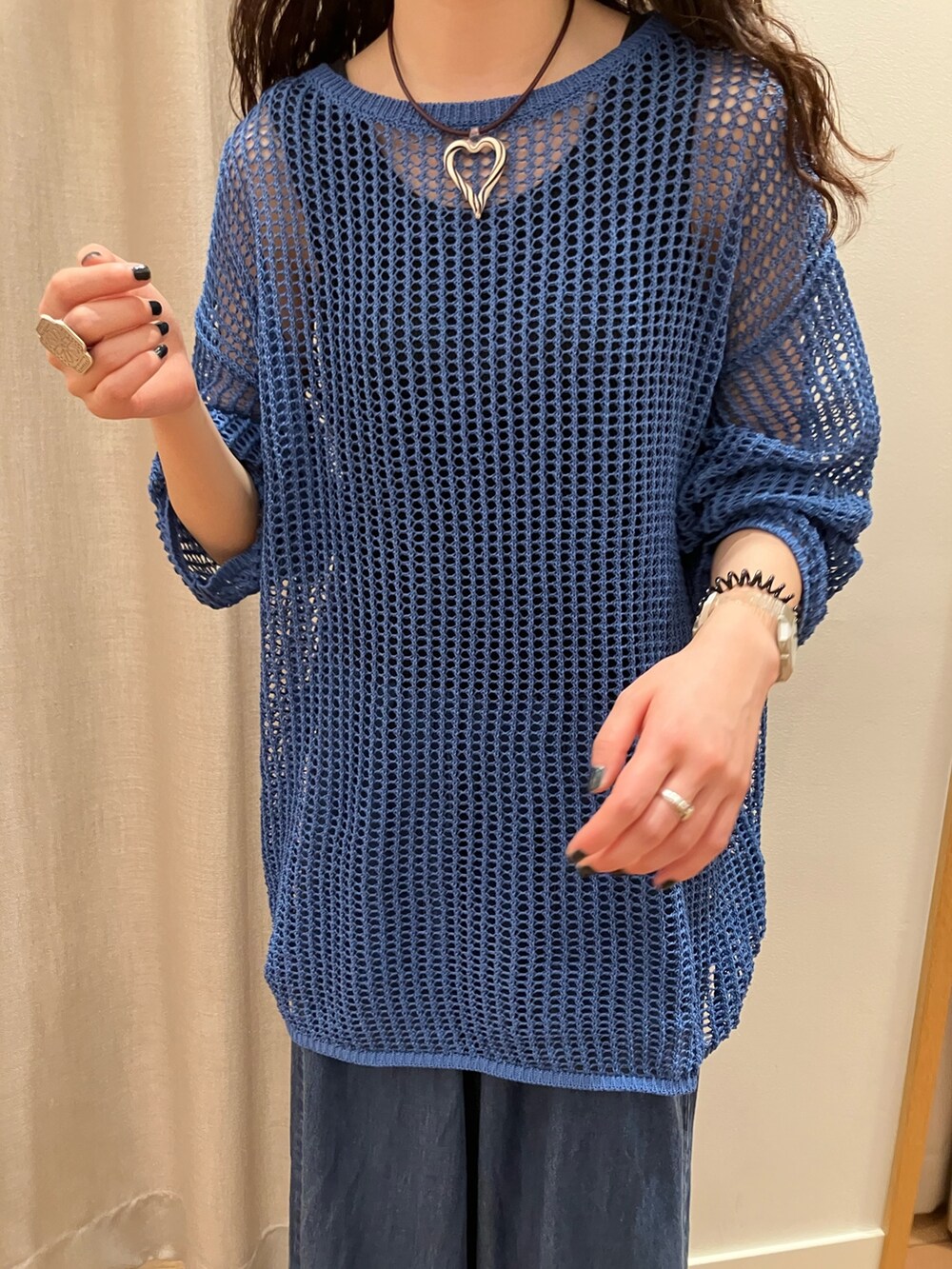 ブルー系のニット/セーター、ブルー系のその他パンツ、ベージュ系のサンダルを着用したレディースの夏コーディネートの4枚目の写真