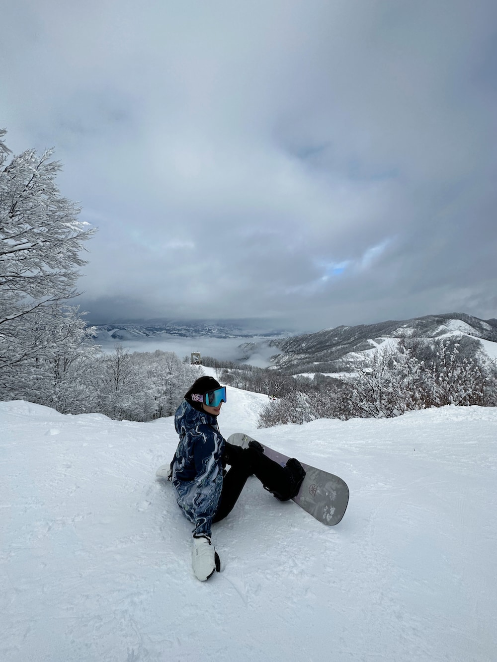 ブルー系のパーカー、ブラック系のその他パンツ、ピンク系のスポーツグッズを着用したレディースの冬コーディネートの4枚目の写真