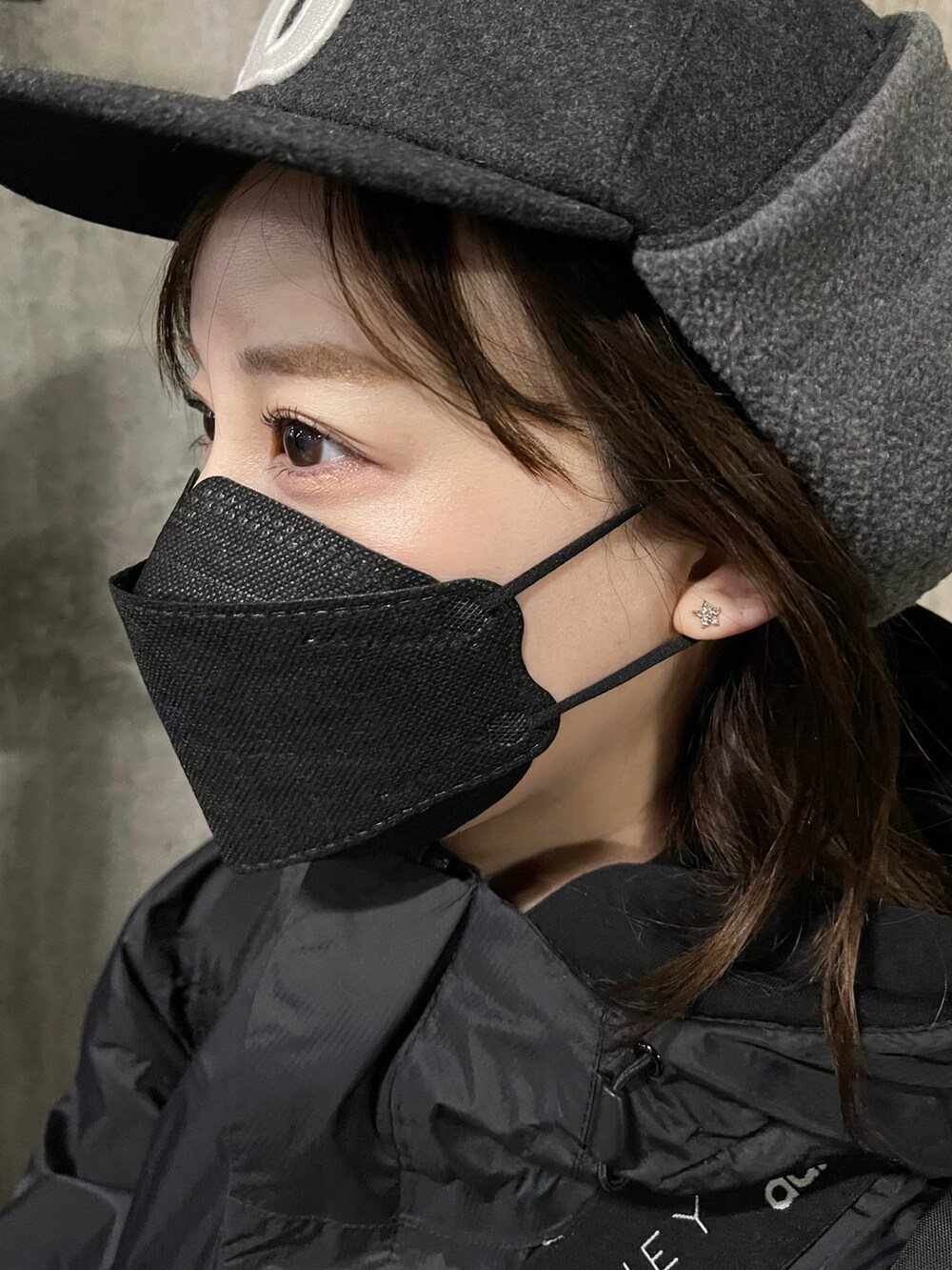 ブラック系のマウンテンパーカー、ブラック系のその他パンツ、ピンク系のスポーツグッズを着用したレディースの冬コーディネートの3枚目の写真