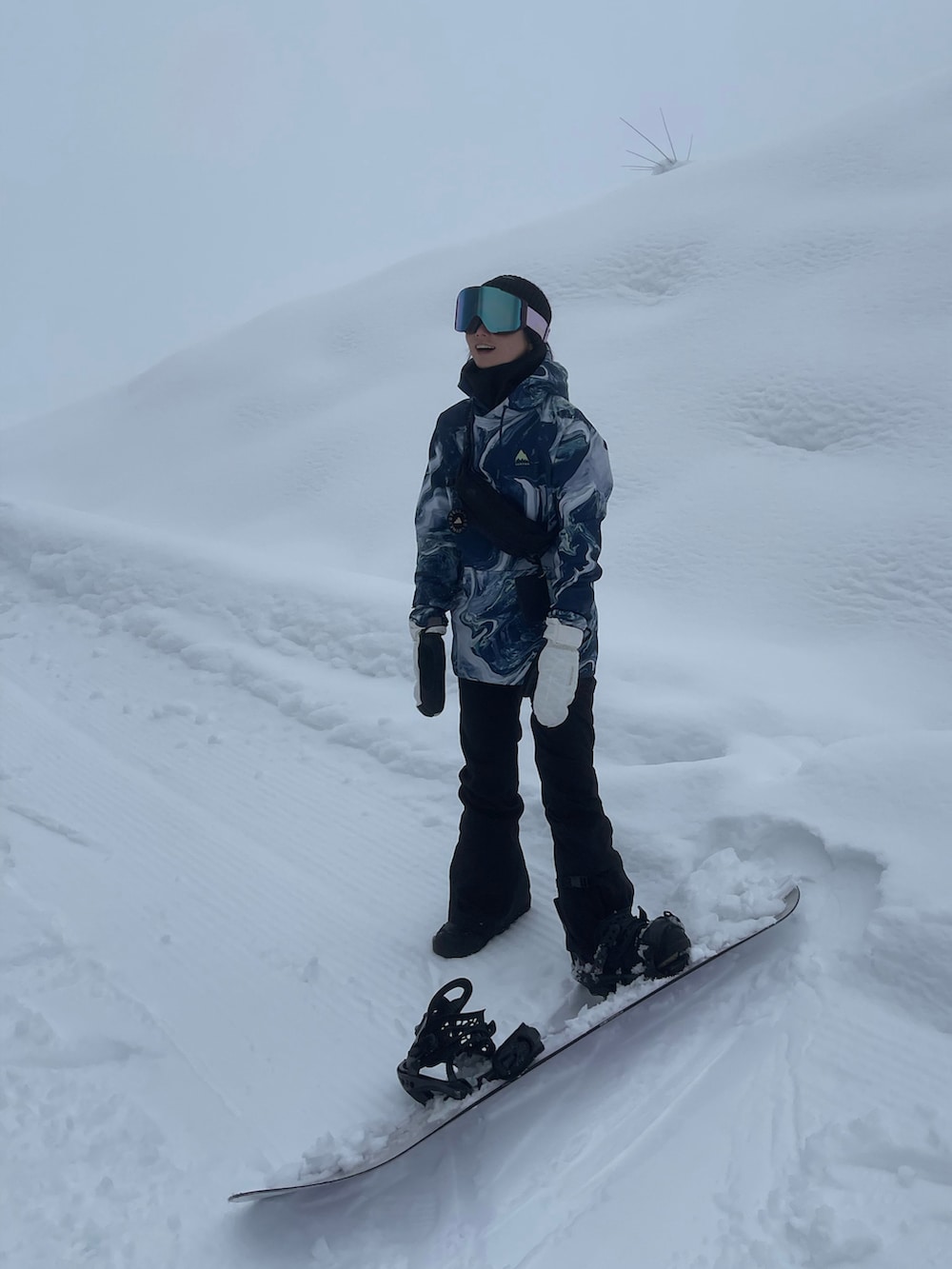 ブルー系のパーカー、ブラック系のその他パンツ、ピンク系のスポーツグッズを着用したレディースの冬コーディネートの3枚目の写真