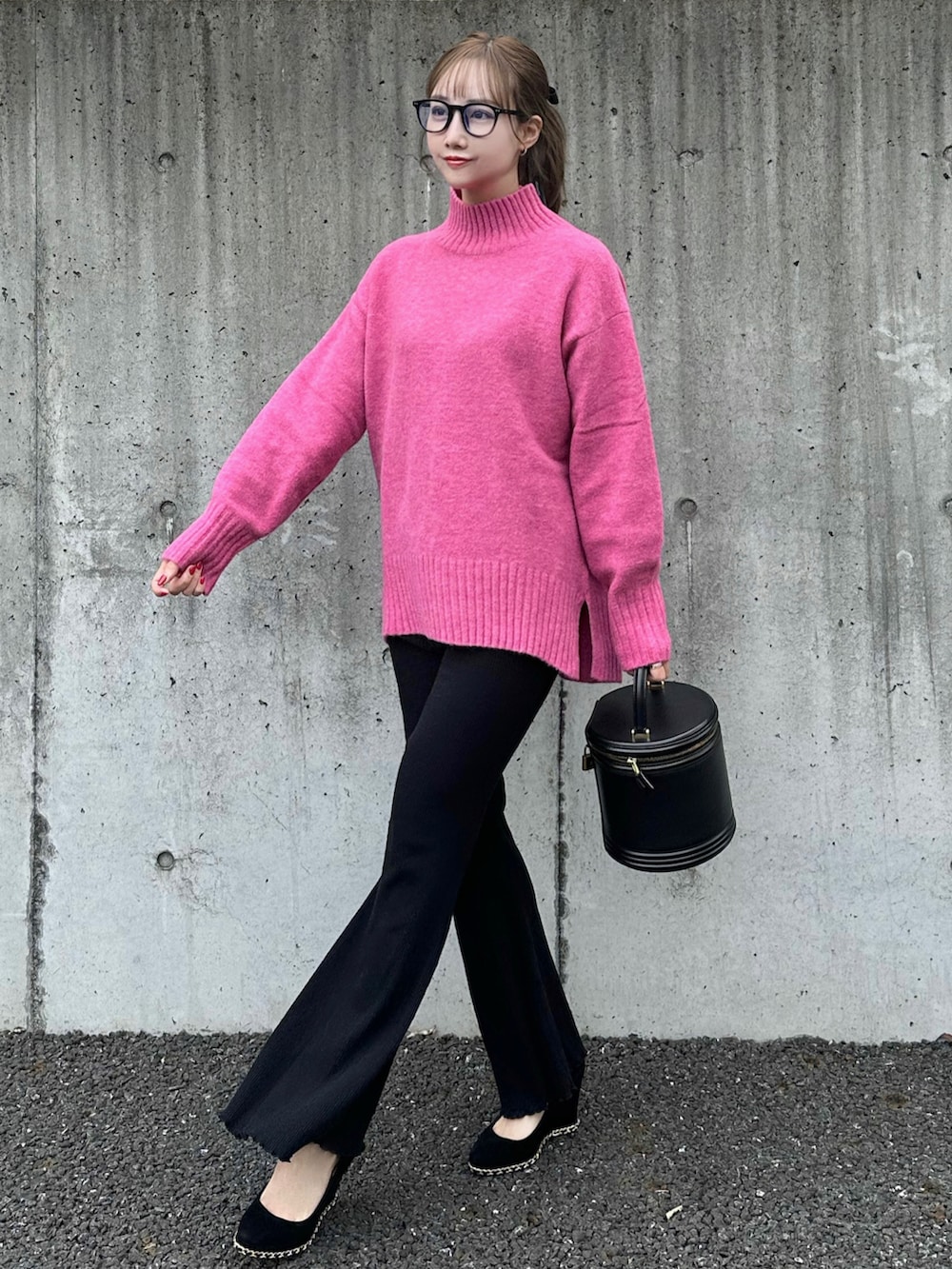 ピンク系のニット/セーター、ブラック系のパンツ、ブラック系のパンプスを着用したレディースの秋コーディネートの2枚目の写真