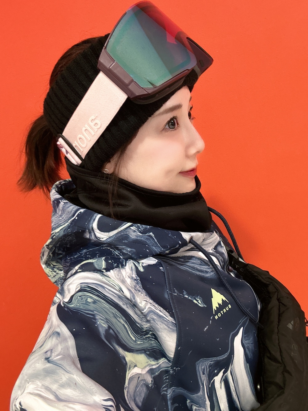 ブルー系のパーカー、ブラック系のその他パンツ、ピンク系のスポーツグッズを着用したレディースの冬コーディネートの2枚目の写真