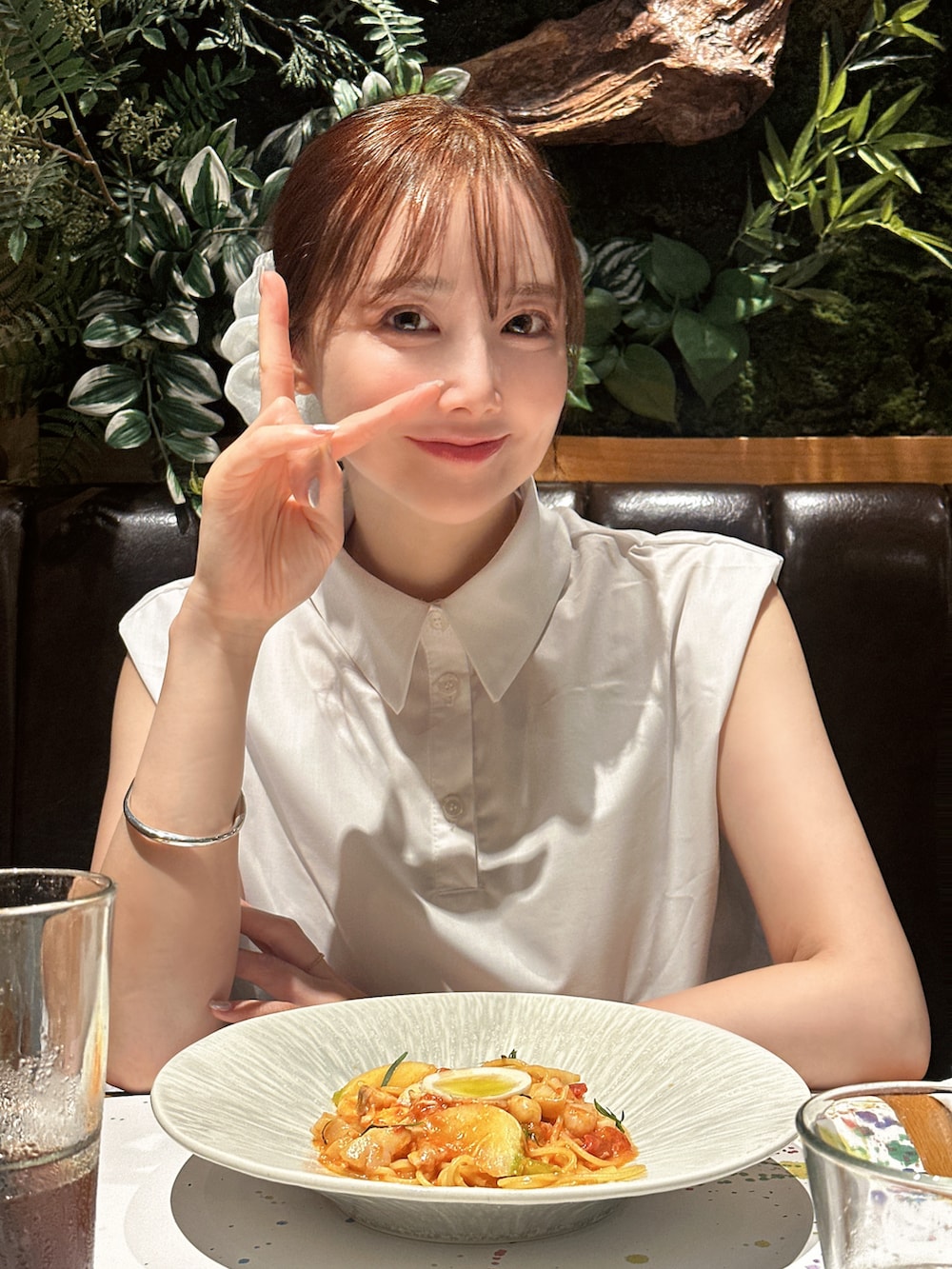 ホワイト系のシャツ/ブラウス、シルバー系のショルダーバッグ、ホワイト系のシュシュを着用したレディースの夏コーディネートの2枚目の写真