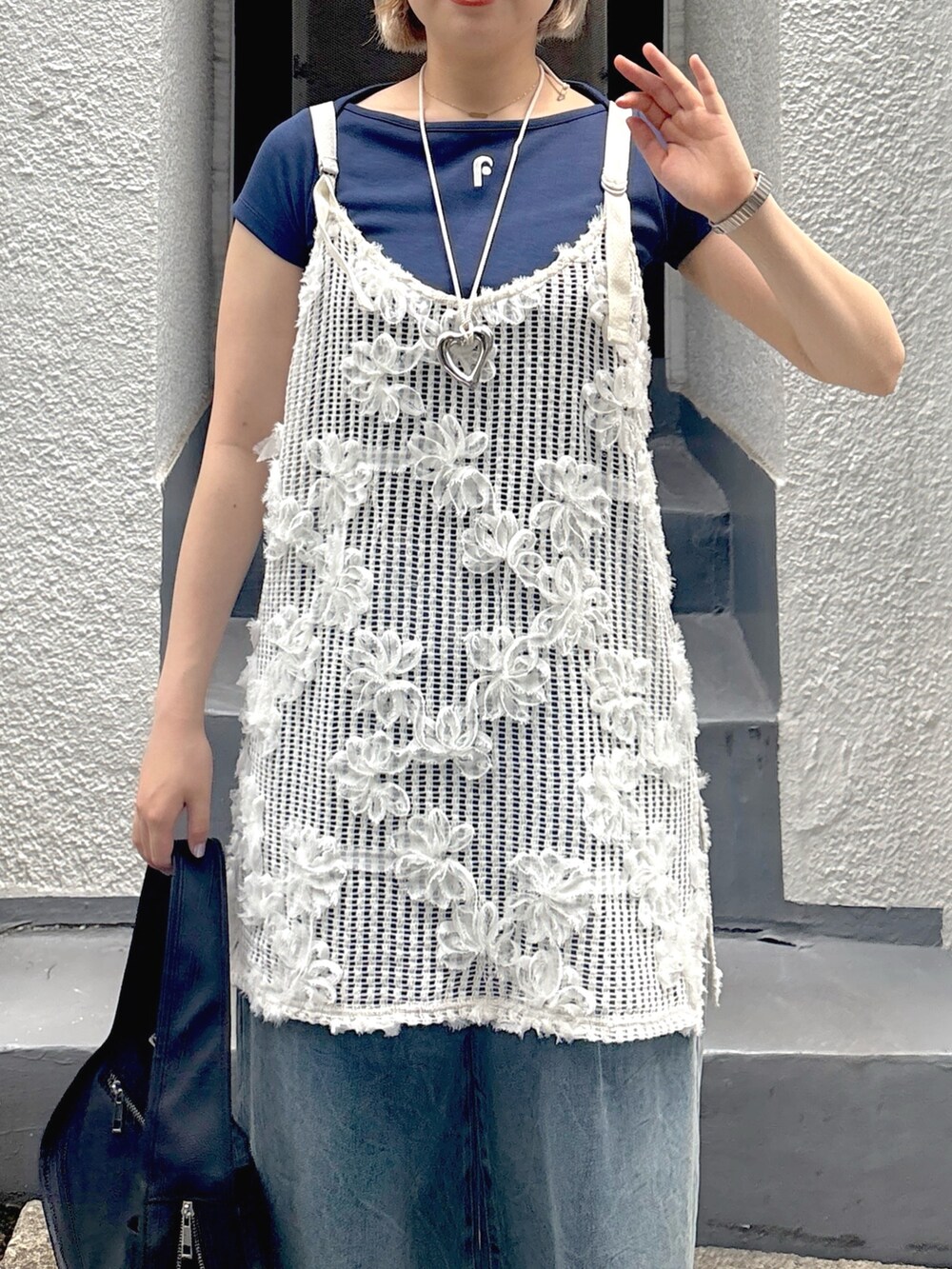 ブルー系のTシャツ/カットソー、ホワイト系のワンピース、ブルー系のその他パンツを着用したレディースの夏コーディネートの7枚目の写真