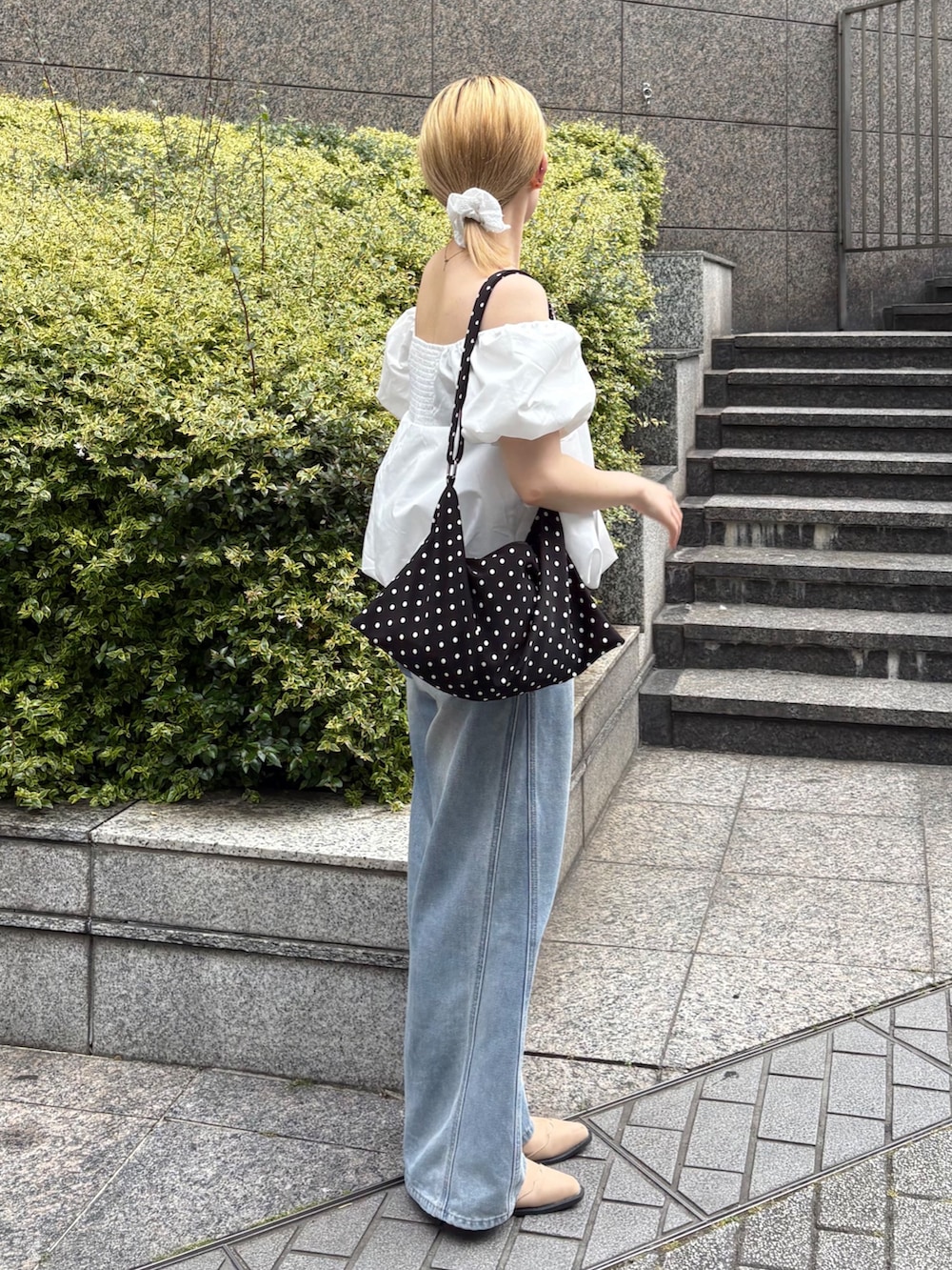 ブルー系のデニムパンツを着用したレディースの夏コーディネートの3枚目の写真
