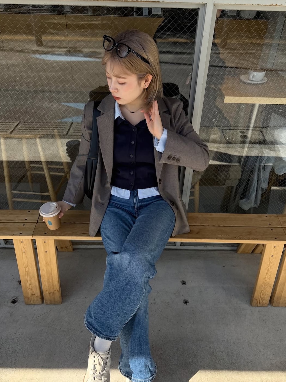 ブルー系のニット/セーターを着用したレディースの春コーディネートの3枚目の写真