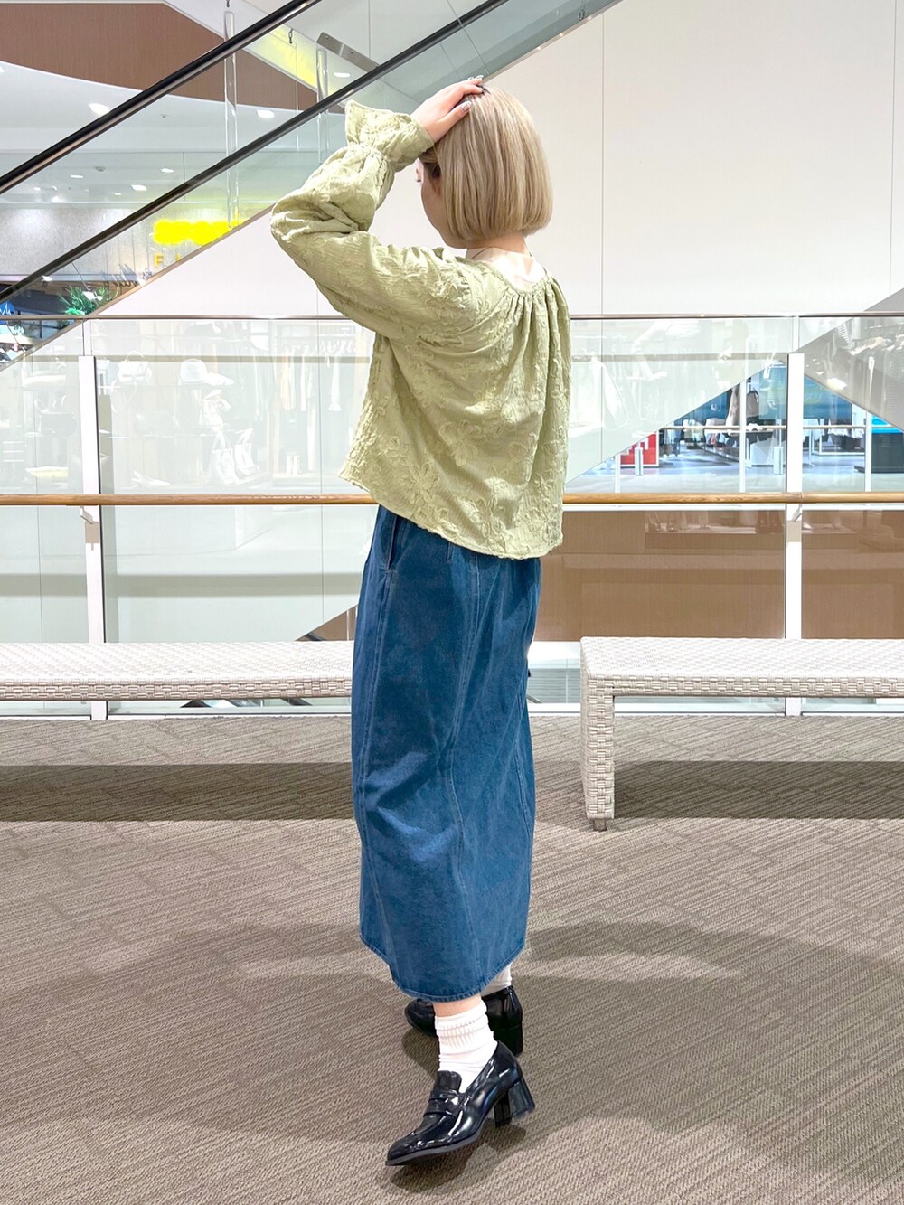 ブルー系のワンピース、ブラック系のローファー、ブラック系のショルダーバッグを着用したレディースの冬コーディネートの5枚目の写真