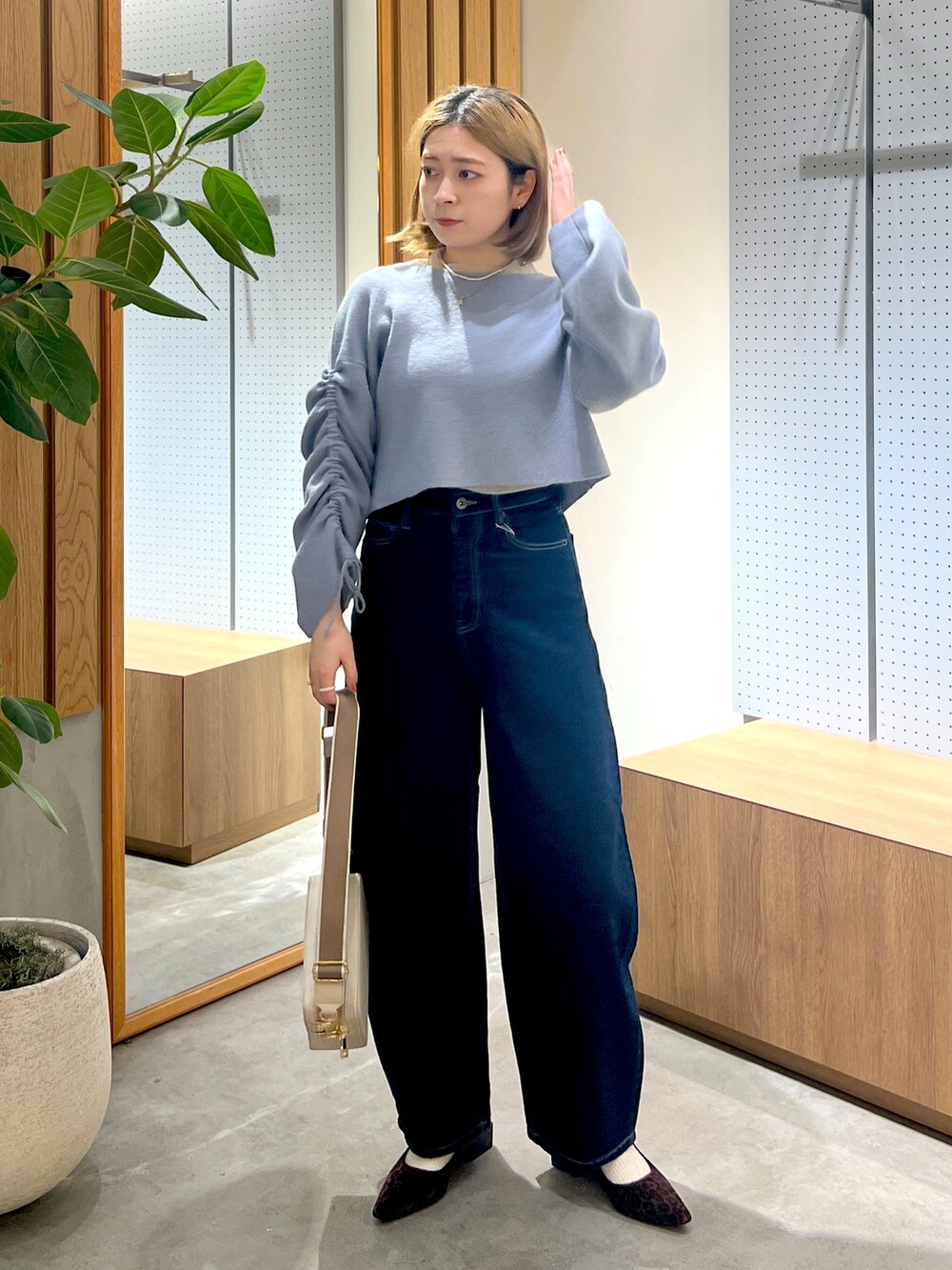 ブルー系のデニムパンツ、グレー系のボディバッグ/ウエストポーチ、ブルー系のワンピースを着用したレディースの冬コーディネートの2枚目の写真