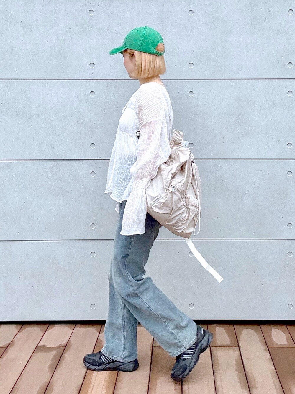 ブルー系のデニムパンツ、ホワイト系のシャツ/ブラウスを着用したレディースの夏コーディネートの2枚目の写真