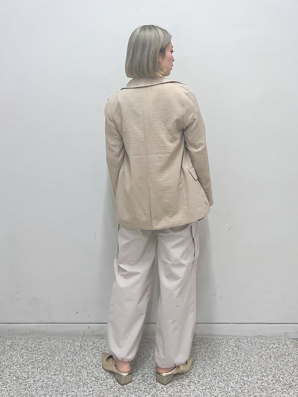 ベージュ系のカーゴパンツ、ベージュ系のテーラードジャケット、イエロー系のシャツ/ブラウスを着用したレディースの春コーディネートの3枚目の写真