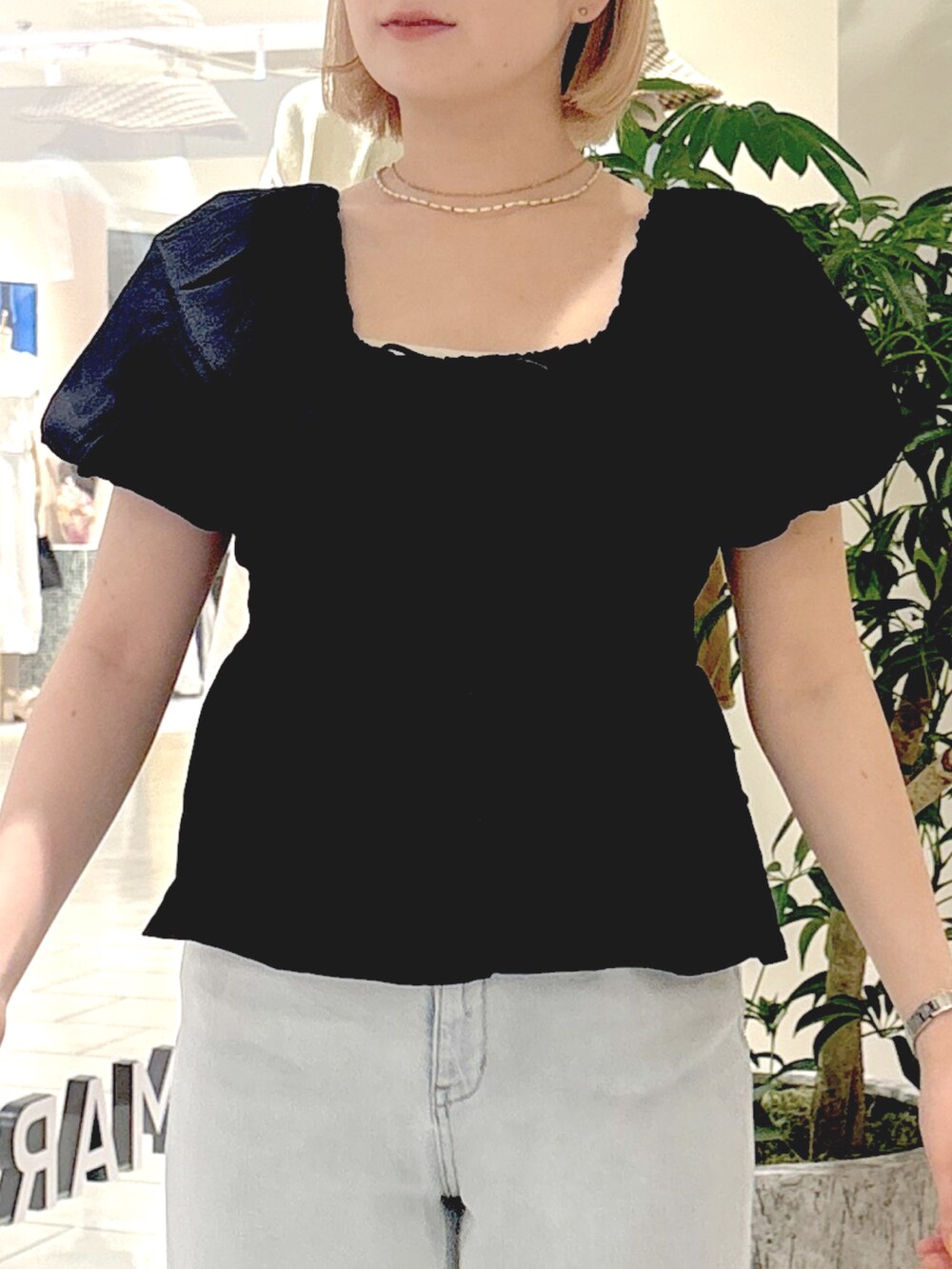 ブラック系のシャツ/ブラウス、ブルー系のデニムパンツ、ブラウン系のサンダルを着用したレディースの春コーディネートの4枚目の写真