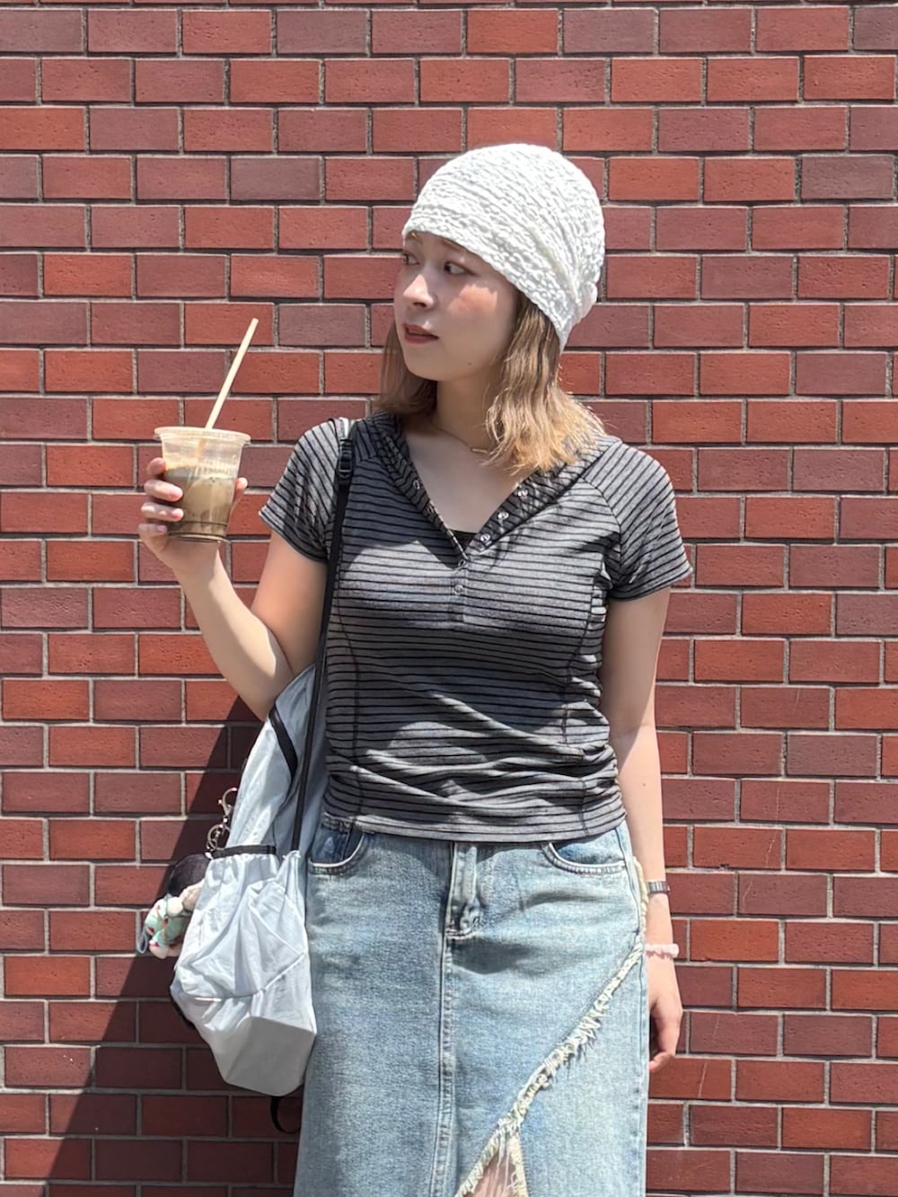 グレー系のTシャツ/カットソーを着用したレディースの夏コーディネートの4枚目の写真