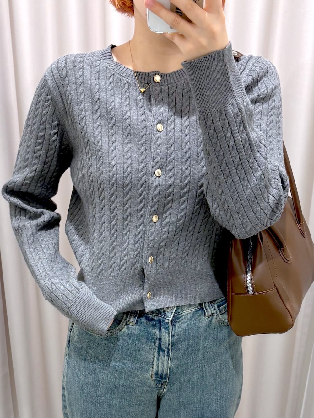 グレー系のカーディガン/ボレロ、ブルー系のデニムパンツを着用したレディースの秋コーディネートの4枚目の写真