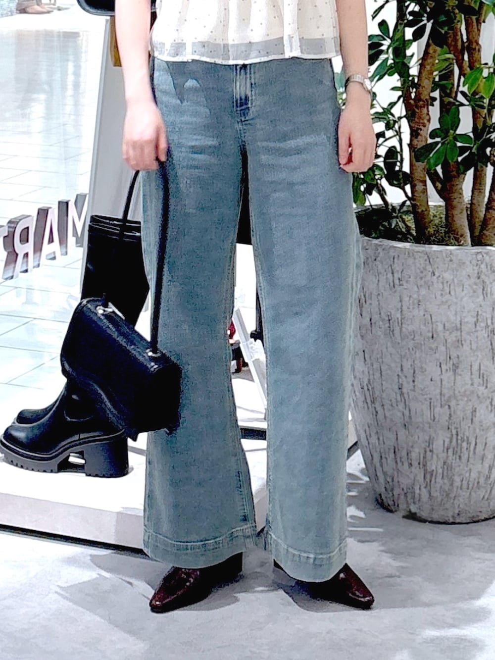 ホワイト系のシャツ/ブラウス、ブラウン系のパンプス、ブルー系のデニムパンツを着用したレディースの秋コーディネートの5枚目の写真