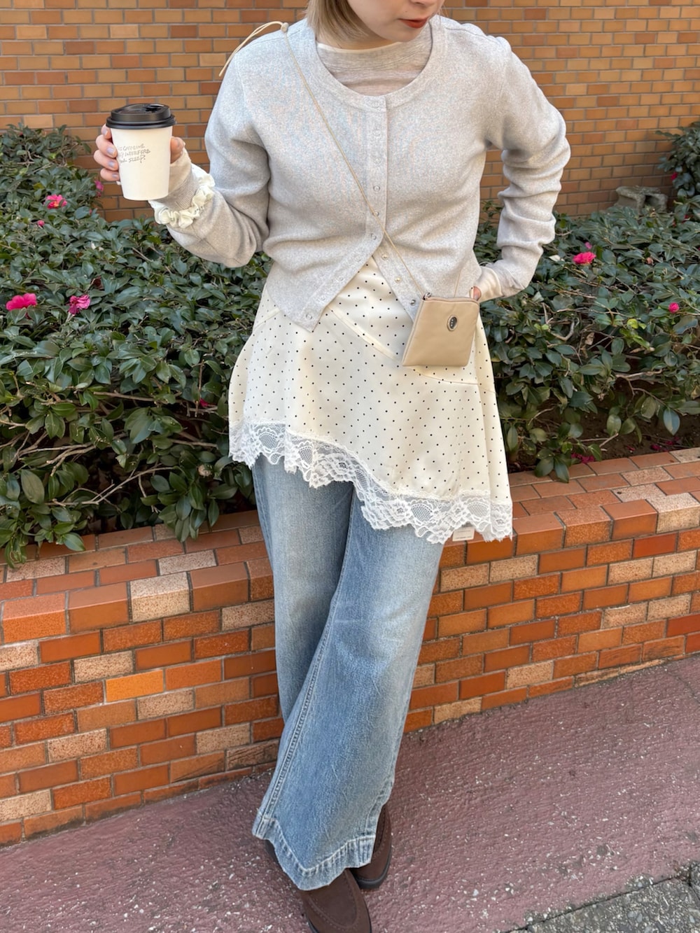 グレー系のニット/セーター、ホワイト系のワンピース、ホワイト系のニットキャップ/ビーニーを着用したレディースの春コーディネートの4枚目の写真