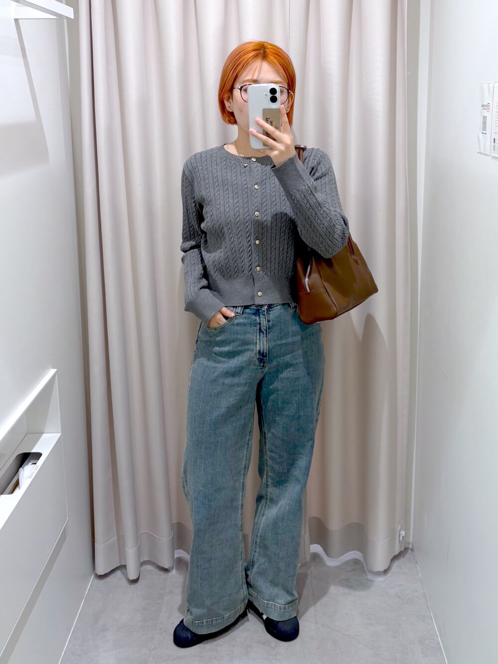 グレー系のカーディガン/ボレロ、ブルー系のデニムパンツを着用したレディースの秋コーディネートの2枚目の写真