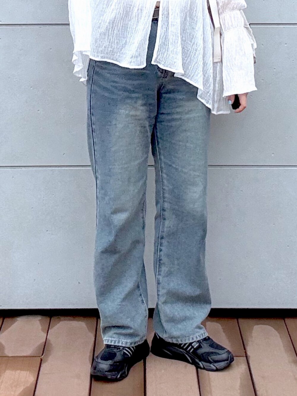 ブルー系のデニムパンツ、ホワイト系のシャツ/ブラウスを着用したレディースの夏コーディネートの5枚目の写真