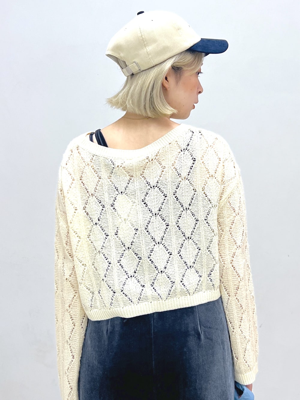 グレー系のワンピース、ホワイト系のニット/セーター、ブルー系のハンドバッグを着用したレディースの秋コーディネートの6枚目の写真