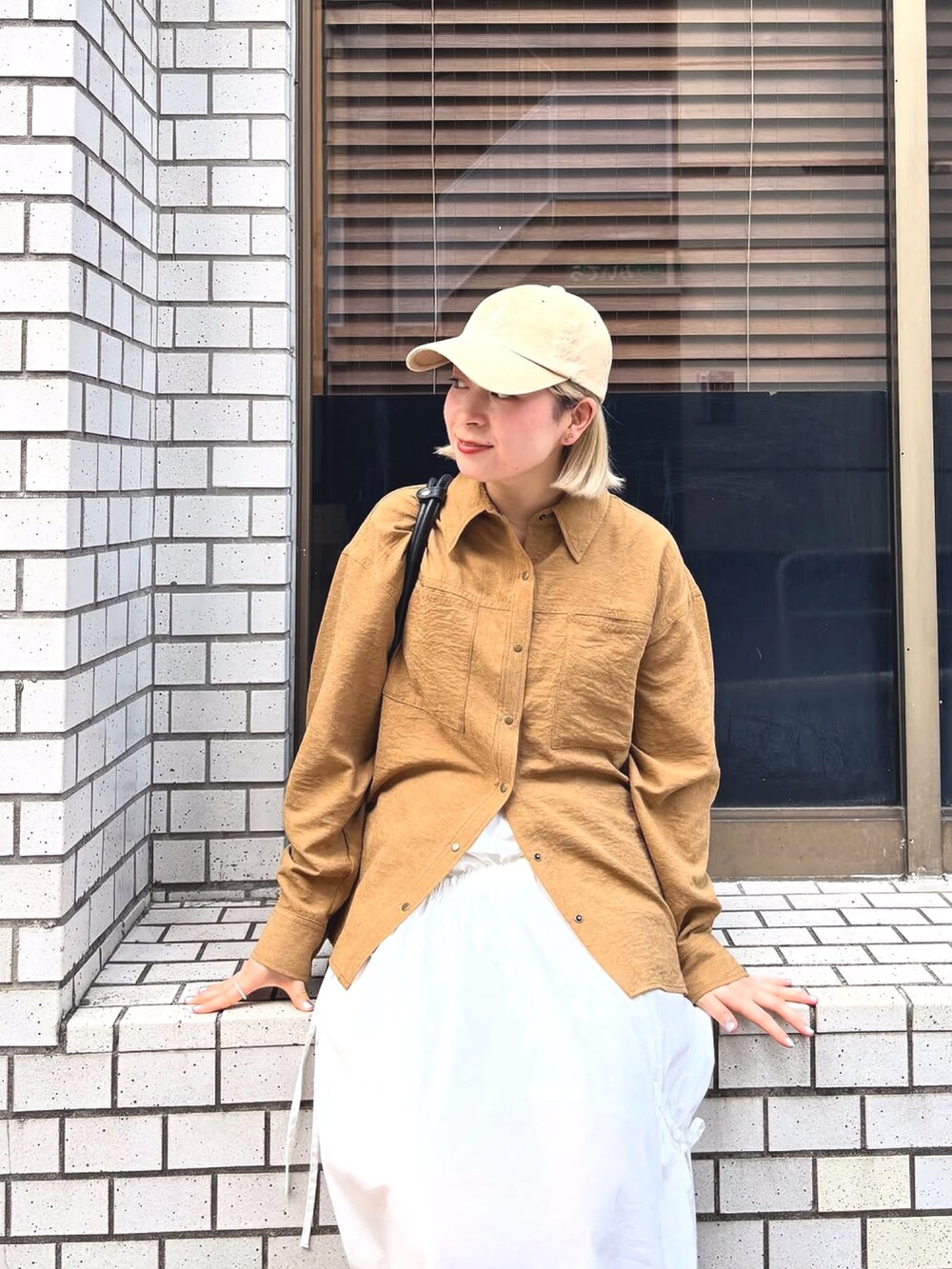 ベージュ系のシャツ/ブラウス、ホワイト系のスカートを着用したレディースの秋コーディネートの2枚目の写真