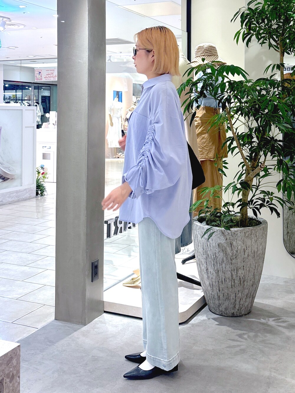 ブルー系のシャツ/ブラウス、ブルー系のデニムパンツ、ブラック系のパンプスを着用したレディースの春コーディネートの2枚目の写真