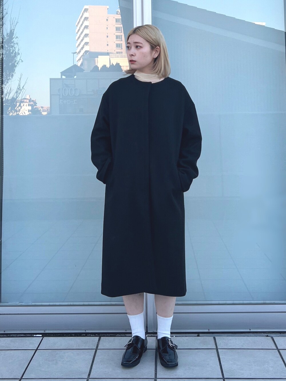 ブラウン系のその他パンツ、ホワイト系のニット/セーター、ブラック系のローファーを着用したレディースの冬コーディネートの3枚目の写真
