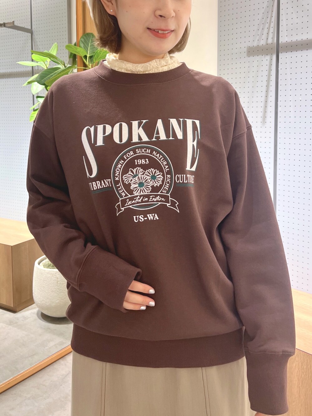 ブラウン系のワンピース、ホワイト系のTシャツ/カットソー、ブラウン系のTシャツ/カットソーを着用したレディースの秋コーディネートの5枚目の写真