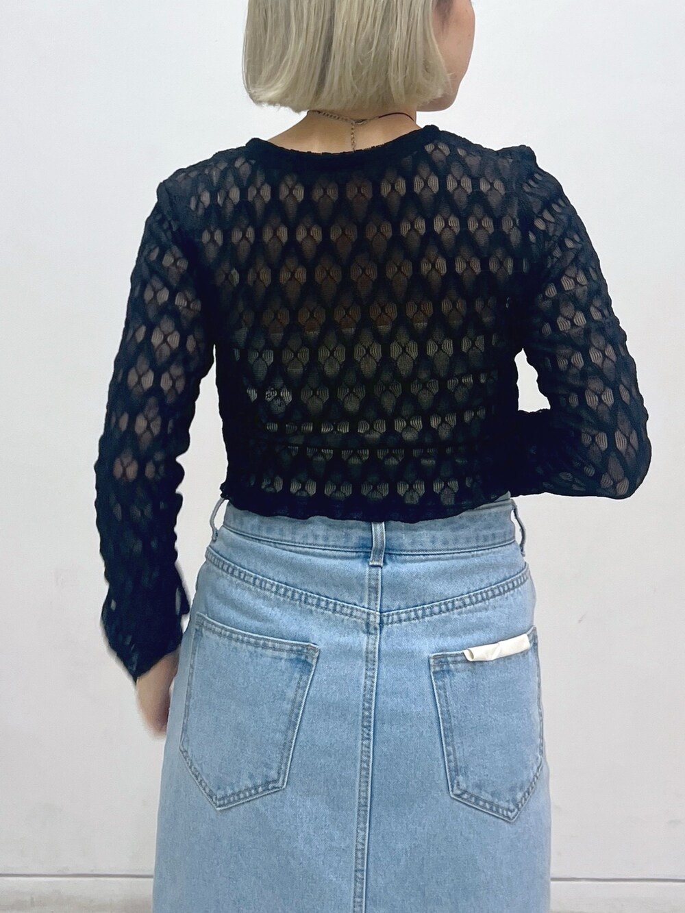 ブルー系のデニムスカート、ベージュ系のブーツ、レッド系のショルダーバッグを着用したレディースの秋コーディネートの5枚目の写真