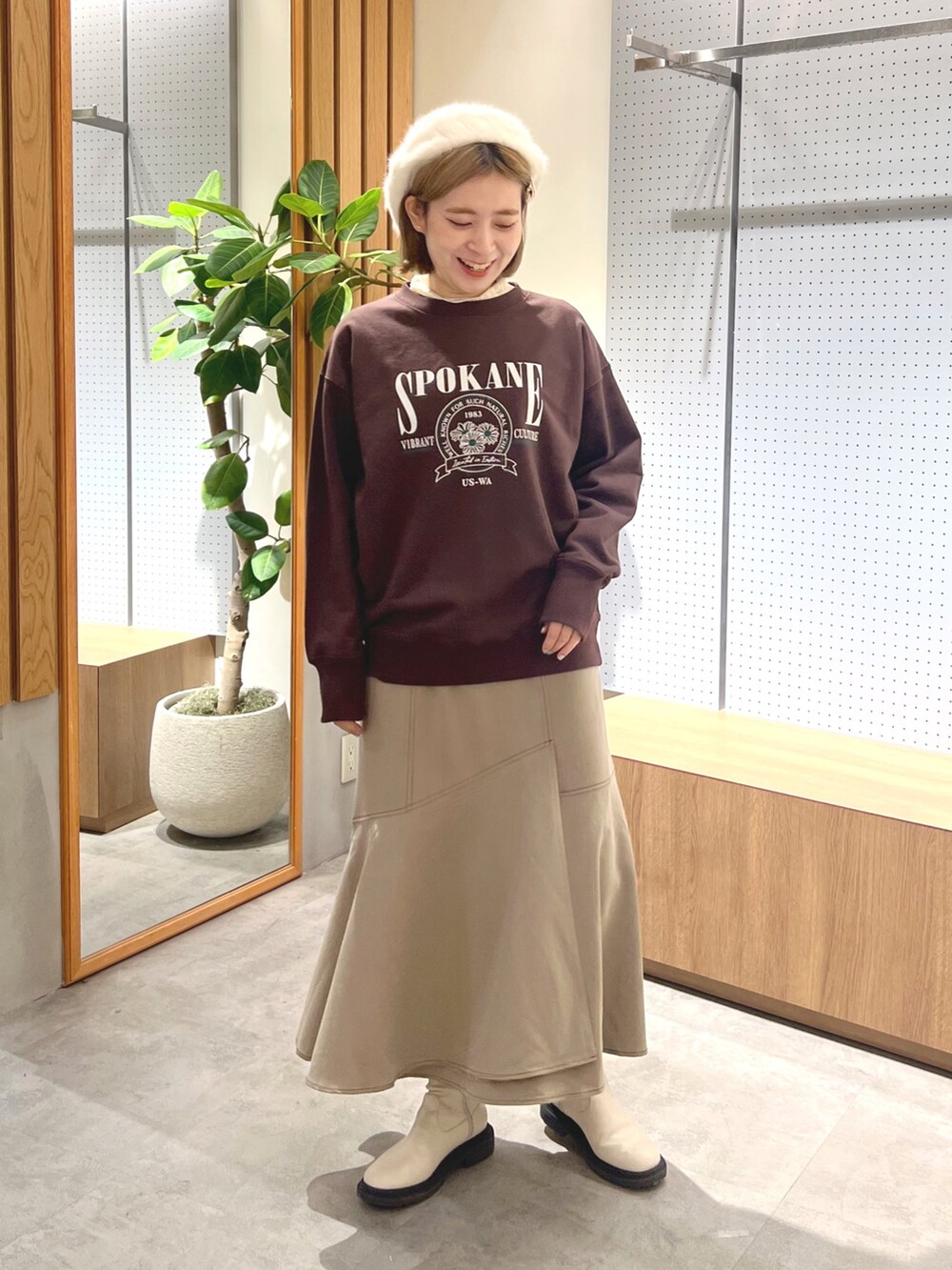 ブラウン系のワンピース、ホワイト系のTシャツ/カットソー、ブラウン系のTシャツ/カットソーを着用したレディースの秋コーディネートの2枚目の写真