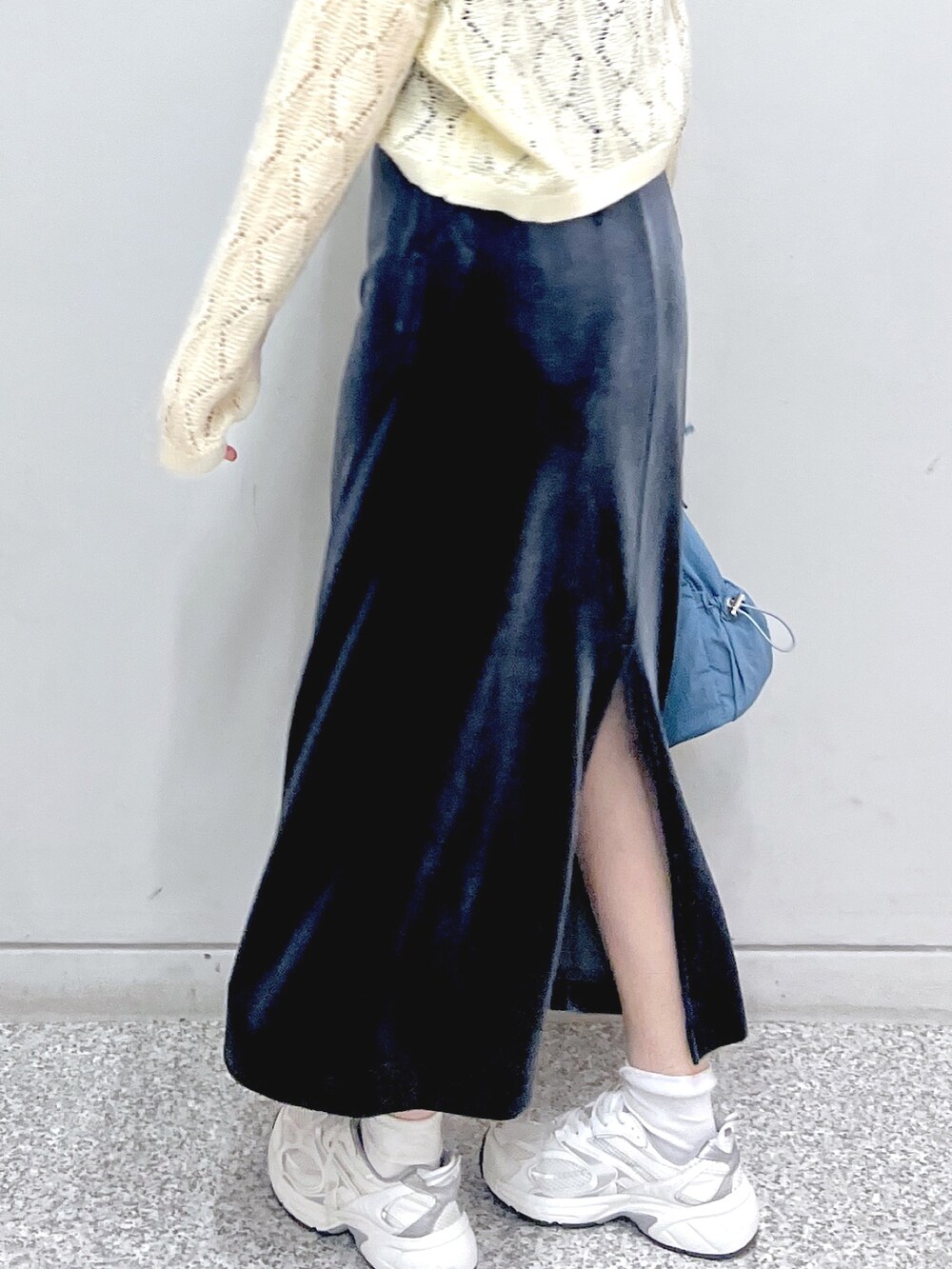 グレー系のワンピース、ホワイト系のニット/セーター、ブルー系のハンドバッグを着用したレディースの秋コーディネートの7枚目の写真