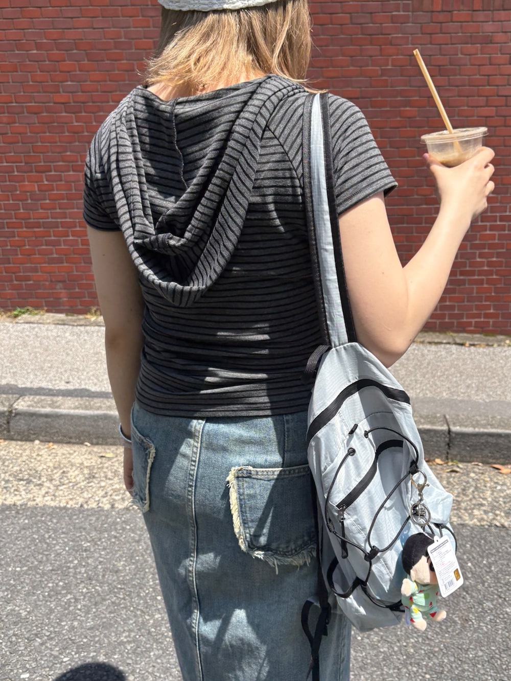 グレー系のTシャツ/カットソーを着用したレディースの夏コーディネートの5枚目の写真