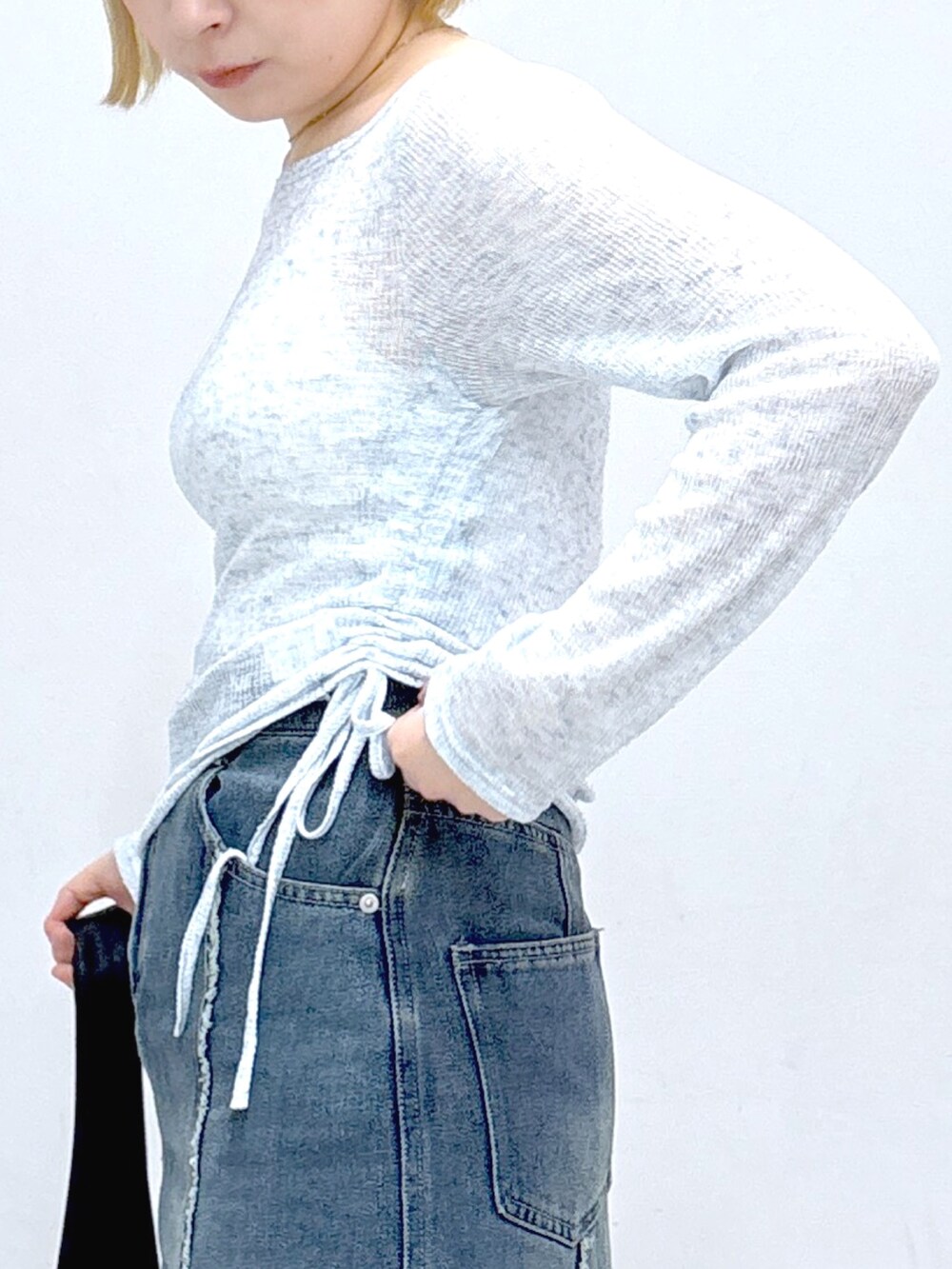 ブルー系のスカート、ブラック系のショルダーバッグ、ブルー系のTシャツ/カットソーを着用したレディースの春コーディネートの5枚目の写真