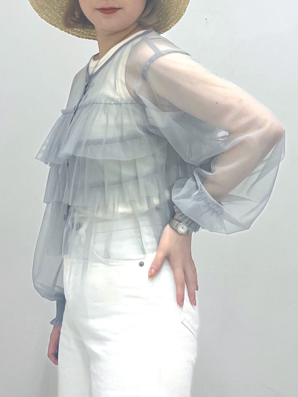 シルバー系のパンプス、ホワイト系のデニムパンツ、ホワイト系のタンクトップを着用したレディースの夏コーディネートの5枚目の写真